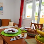 Nina, Makarská
