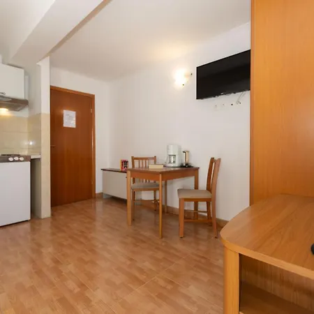 Nina, Apartment *